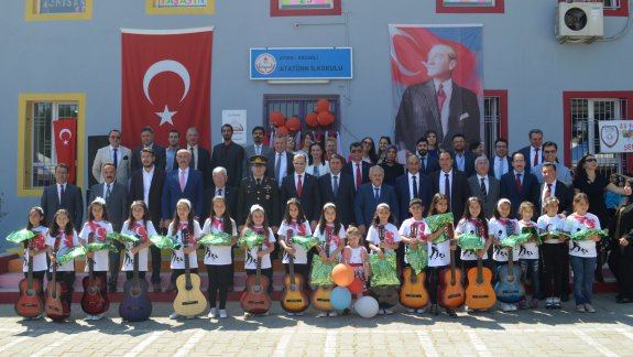 İlçemiz Atatürk İlkokulu´nda 23 Nisan Kutlamaları Gerçekleştirildi