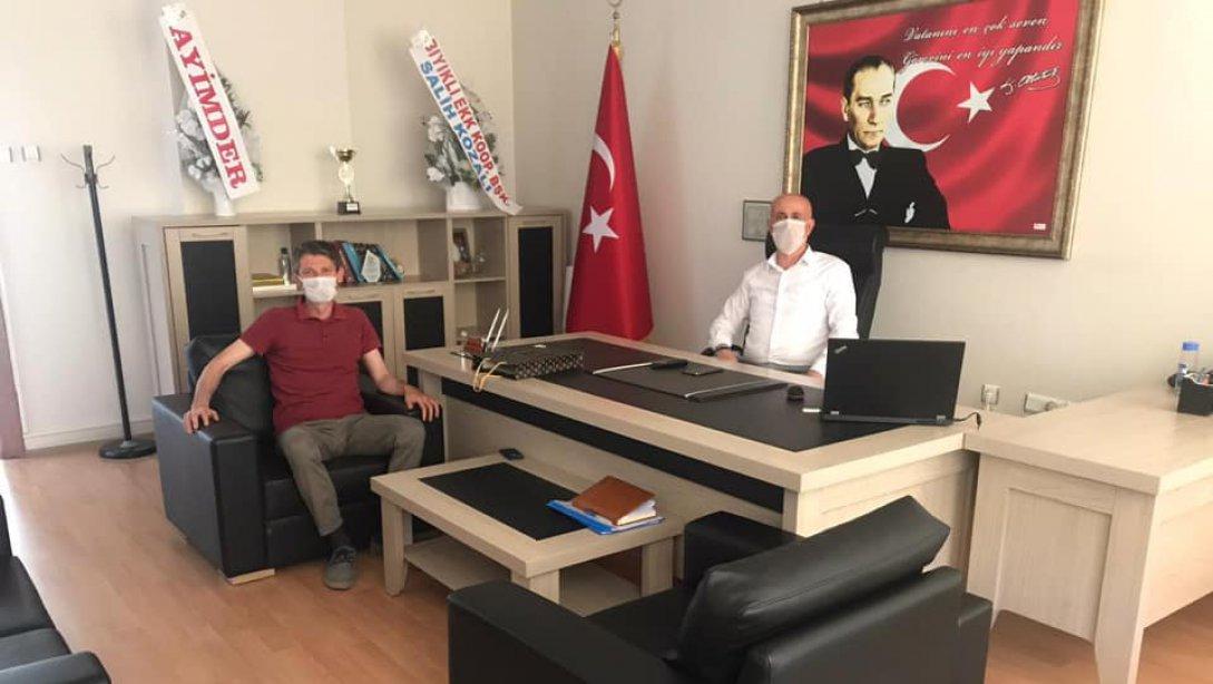 Efeler Mehmet Akif Ersoy İlkokulu Müdürü Taner Yedinci İlçe Milli Eğitim Müdürü Osman Arikoğlu'na hayırlı olsun ziyaretinde bulundular.