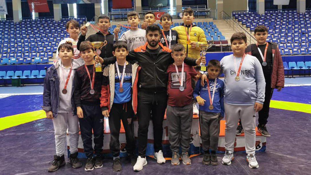 Güreş Federasyonu 11 yaş ve 12-13 Yaş katogorileri Aydın İl Şampiyonası