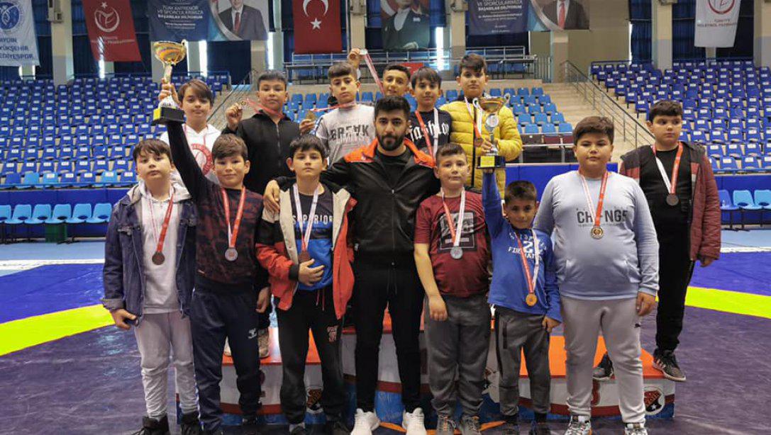 İlçemiz Yeniköy Ortaokulu 5/B Sınıfı öğrencimiz ihsan İLHAN güreş dalında Aydın İl 1.'si olmuştu ve bu başarısı ile 11-15 Nisan tarihleri arasında Afyon'da yapılacak olan Küçükler Türkiye Şampiyonası finallerine katılmaya hak kazanmıştır. Öğrencimize başa