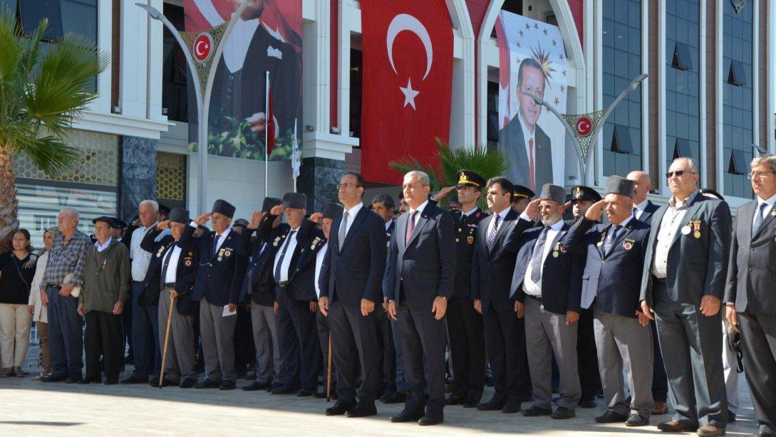 19 Eylül Gaziler günü programı  İlçemiz meydanında bulunan Atatürk anıtına Kaymakamımız Sayın Ersin TEPELİ ve Koçarlı Belediye Başkanı Sayın Nedim KAPLAN çelenk konma töreni gerçekleşti.