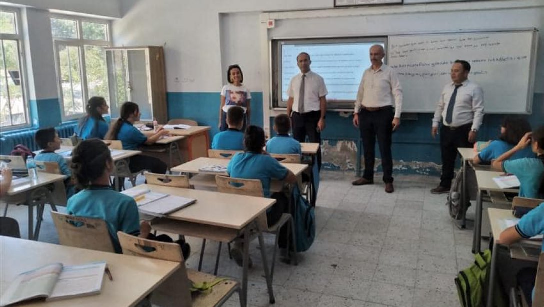 Kaymakamımız Sayın Ersin TEPELİ, İlçe Milli Eğitim Müdürü Sayın Osman ARIKOĞLU ile birlikte Cumhuriyet Ortaokulunu ziyaret ettiler. Okul yöneticileri ve öğretmenlerle kısa bir toplantıyla bir arada oldular ve bilgi aldılar.