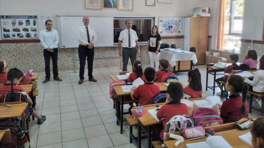 Kaymakamımız Sayın Ersin TEPELİ, İlçe Milli Eğitim Müdürü Sayın Osman ARIKOĞLU ile birlikte Atatürk İlkokulunu ziyaret ettiler. Okul yöneticileri ve öğretmenlerle kısa bir toplantıyla bir arada oldular ve bilgi aldılar.