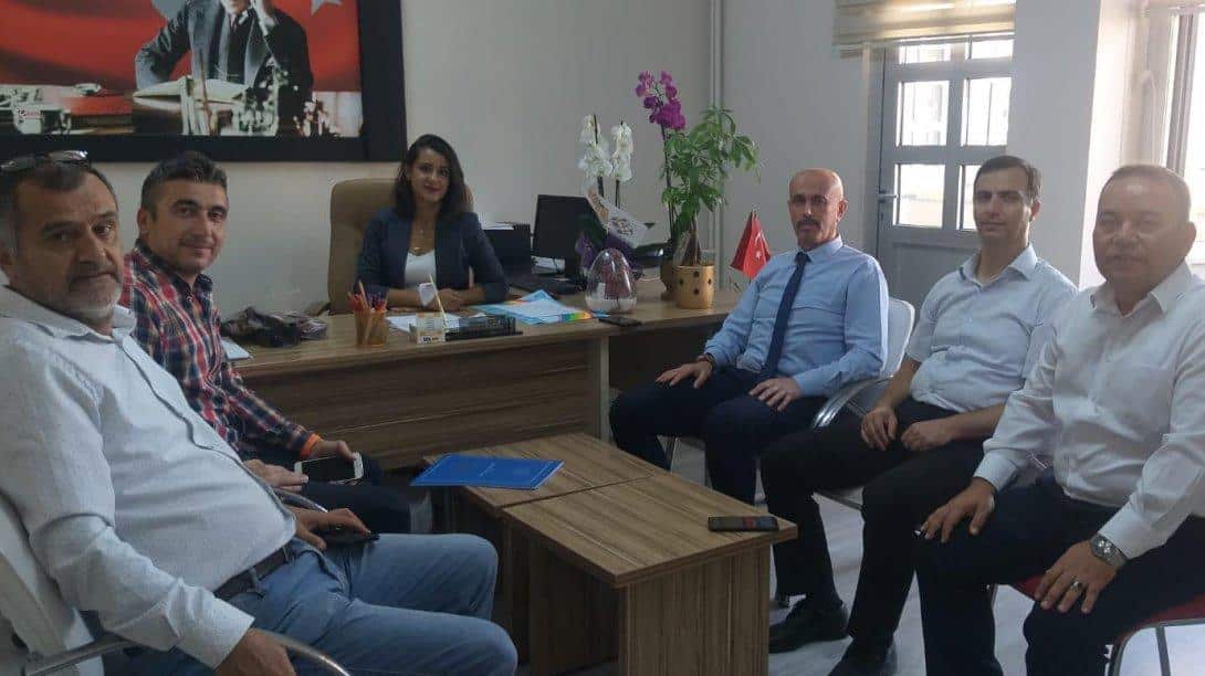 Efeler Recep Tayyip Erdoğan İlkokulu'na Müdür Yardımcısı olarak atanan mesai arkadaşımız Behram USLU'ya hayırlı olsun ziyaretinde bulunduk.