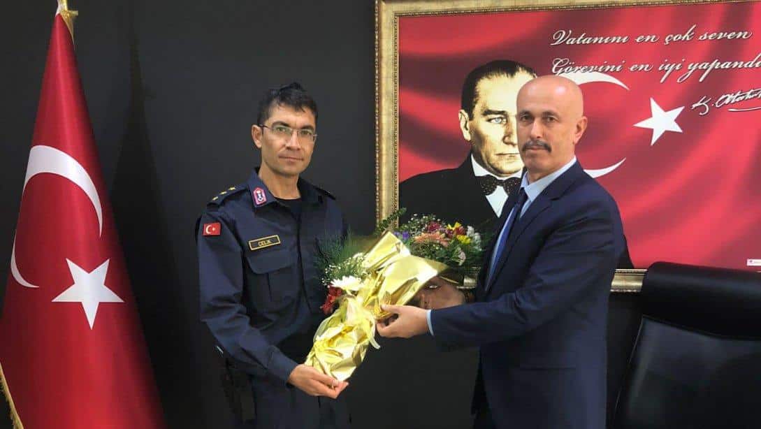 İlçe Jandarma Komutanımız Sayın Uğur ÇELİK İlçe Milli Eğitim Müdürü Osman ARIKOĞLU aracılığıyla Tüm öğretmenlerimizin öğretmenler gününü kutladı. 
