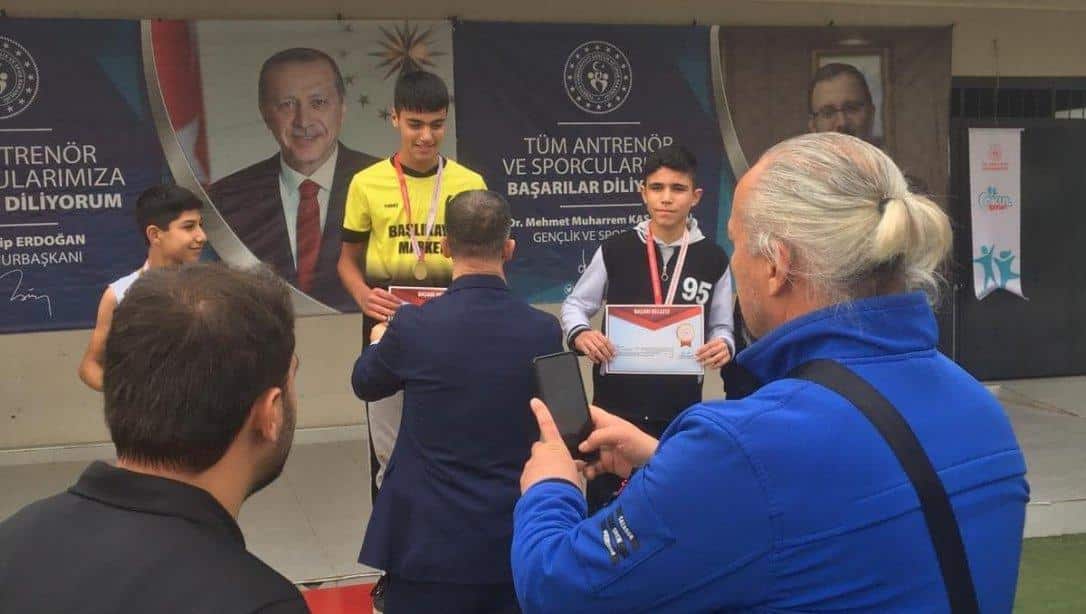İlçemiz Cumhuriyet Ortaokulu öğrencisi Efe Uğraş Aydın okullar arası kros il şampiyonasında il birincisi olmuştur.