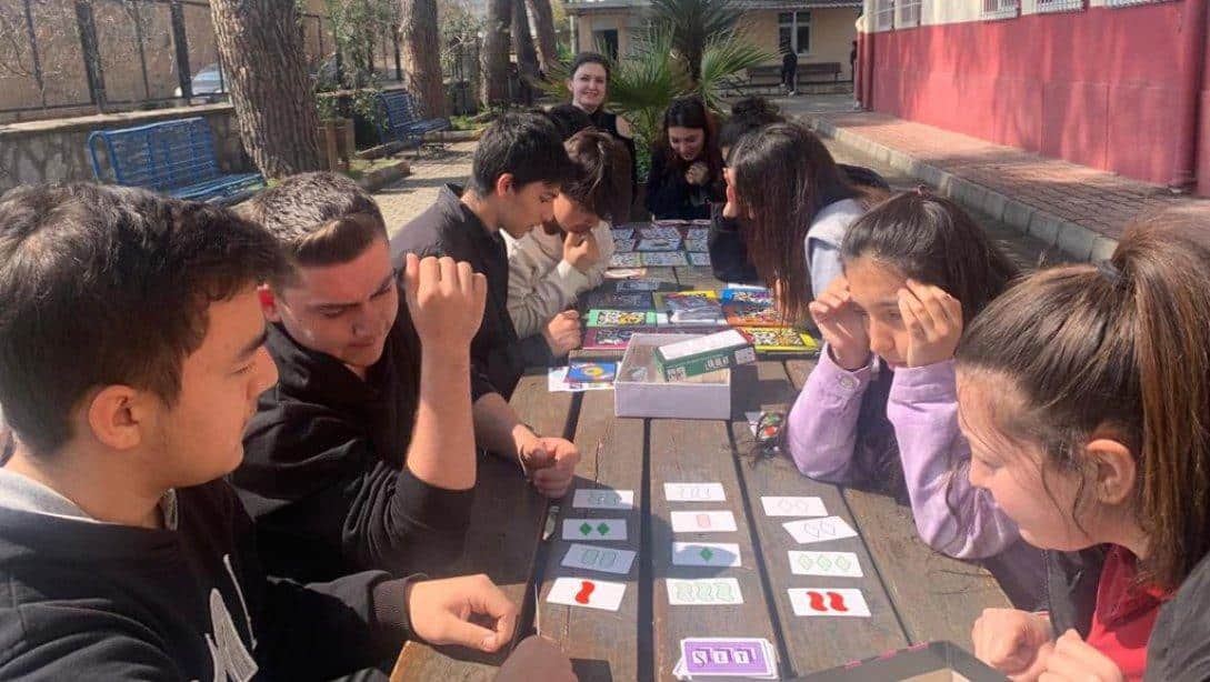 Koçarlı Anadolu Lisesi Öğrencileri, Matematik Öğretmeni Nazlı Hanım Eşliğinde, Sosyal Etkinlik Dersinde Zeka Oyunları Oynadılar. 