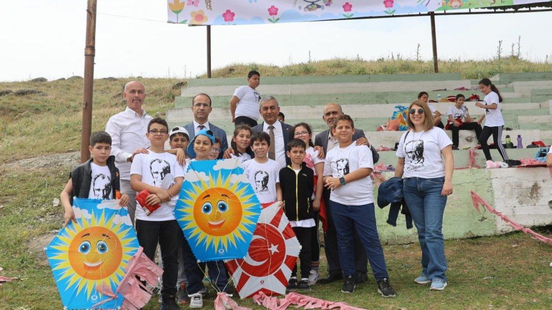 Koçarlı İlçe Milli Eğitim Müdürlüğü Uçurtma Şenliği  Koçarlı Yeniköy İlkokulu koordinatörlüğünde gerçekleştirilmiştir.