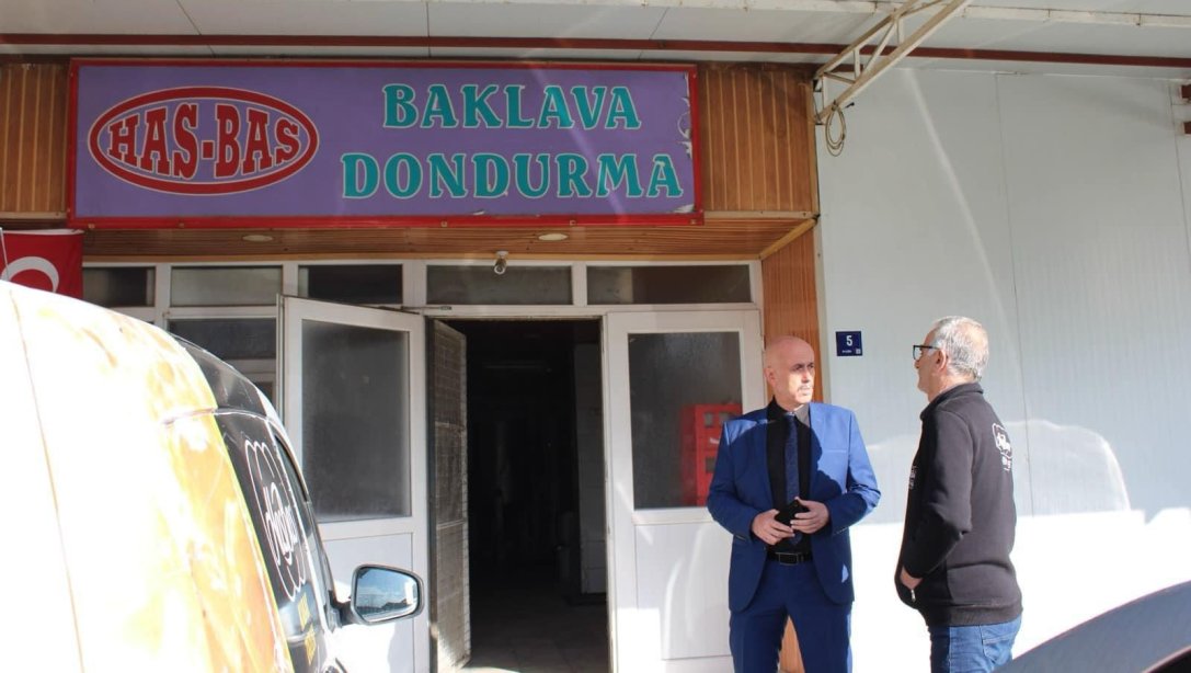 Koçarlı'da eğitimin destekçilerinden Hasbas Pastaneleri'nin sahibi Bünyamin Kırkuşu,İlçe Milli Eğitim Müdürü Osman Arıkoğlu tarafından ziyaret edildi.