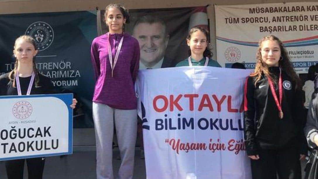 Yeniköy Ortaokulu 8. Sınıf Öğrencimiz Ecrin ÖZDAMAR, 60m yarışında Aydın 4.sü oldu. Barajı geçen öğrencimiz Denizli'ye gitmeye hak kazandı. Öğrencimizi yürekten kutluyoruz ve başarılarının devamını diliyoruz.