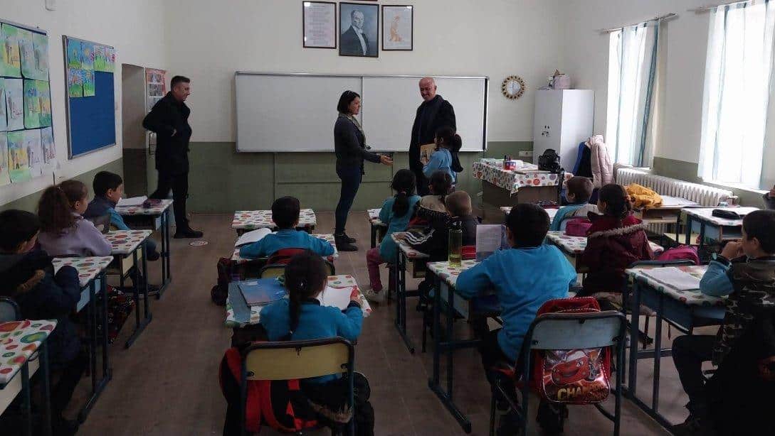 İlçe Milli Eğitim Müdürü Osman Arıkoğlu,Kızılcabölük İlkokulu'nu ziyaret etti. Okulun güncel durumu ve eğitim faaliyetleri hakkında detaylı bilgi alan Arıkoğlu, öğretmenlerle ve öğrencilerle samimi bir diyalog kurdu.