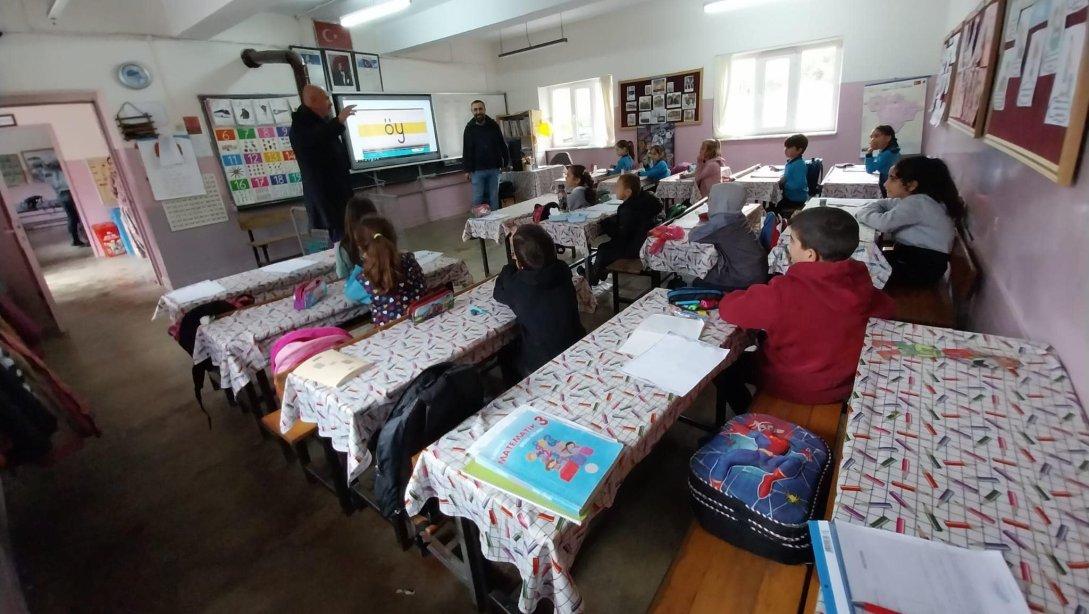 İlçe Milli Eğitim Müdürü Osman Arıkoğlu,Akmescit İlkokulu'nu ziyaret etti. Okulun güncel durumu ve eğitim faaliyetleri hakkında detaylı bilgi alan Arıkoğlu, öğretmenlerle ve öğrencilerle samimi bir diyalog kurdu.