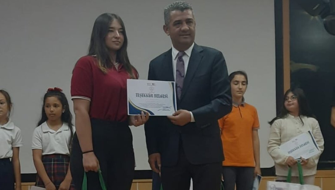 Dilimizin Zenginlikleri projesi kapsamında ' Mısra Beyit Ezberleme' alanında il ikincisi olan Koçarlı Anadolu Lisesi öğrencisi Mülkiye Öner'e  İl Milli Eğitim Müdürümüz Sayın Süleyman EKİCİ tarafından ödül verildi.